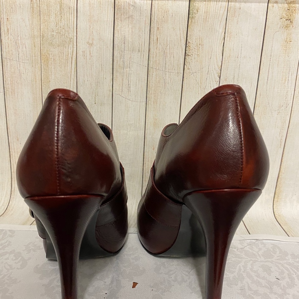 Woman’s Shoes - Picture 4 of 8